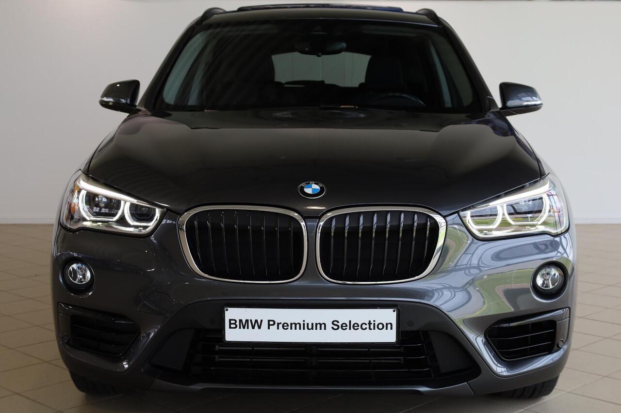 BMW X1 sDrive18i High Executive | Elektrisch Glazen Panorama-dak | Voorstoelen Verwarmd | Elektrisch Bedienbare Achterklep