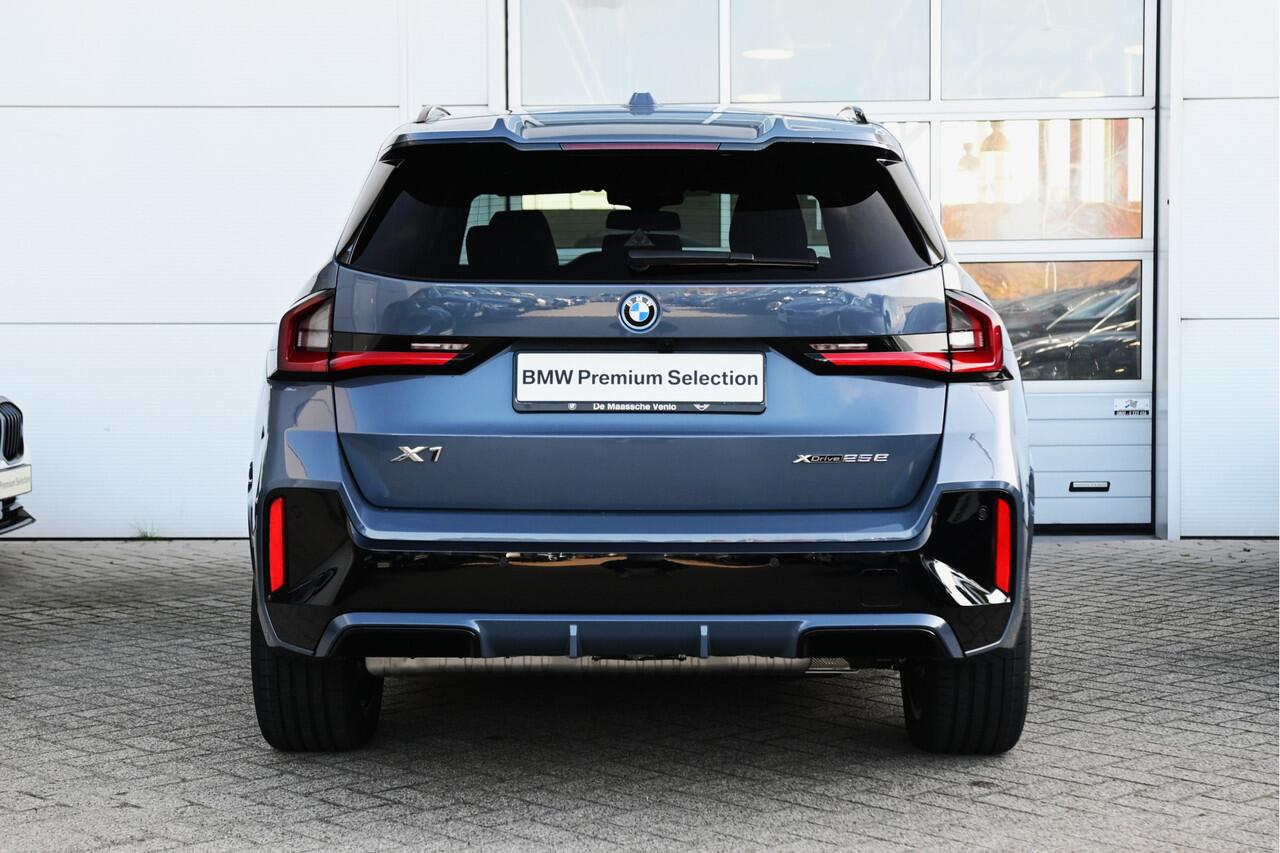 BMW X1 xDrive25e High Executive M Sport Automaat / Panoramadak / Trekhaak / Sportstoelen / M Adaptief onderstel / Adaptieve LED / Parking Assistant Plus / Head-Up / Harman Kardon
