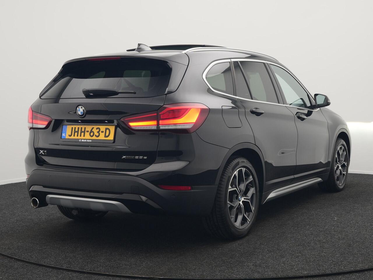 BMW X1 xDrive25e Sportline Plug In Hybrid 221pk Dealer O.H. PHEV | Trekhaak Afn. | Panodak | Head Up | Lederen Sportstoelen Verwarmd | LED Koplampen | Sfeerverlichting | Navigatie | Cruise Control | DAB |