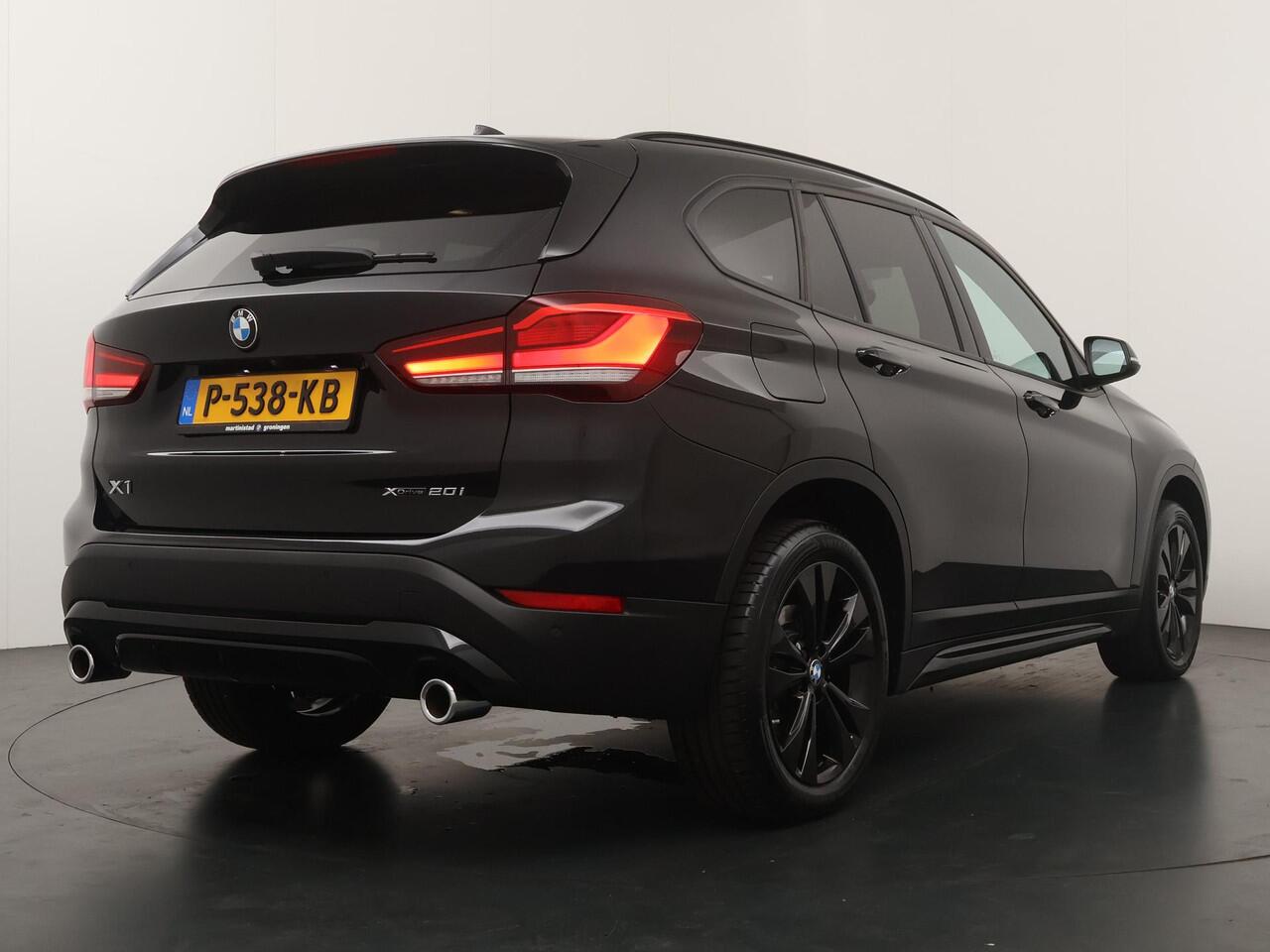 BMW X1 xDrive20i High Executive | Sportline | Glazendak | Getint Glas |