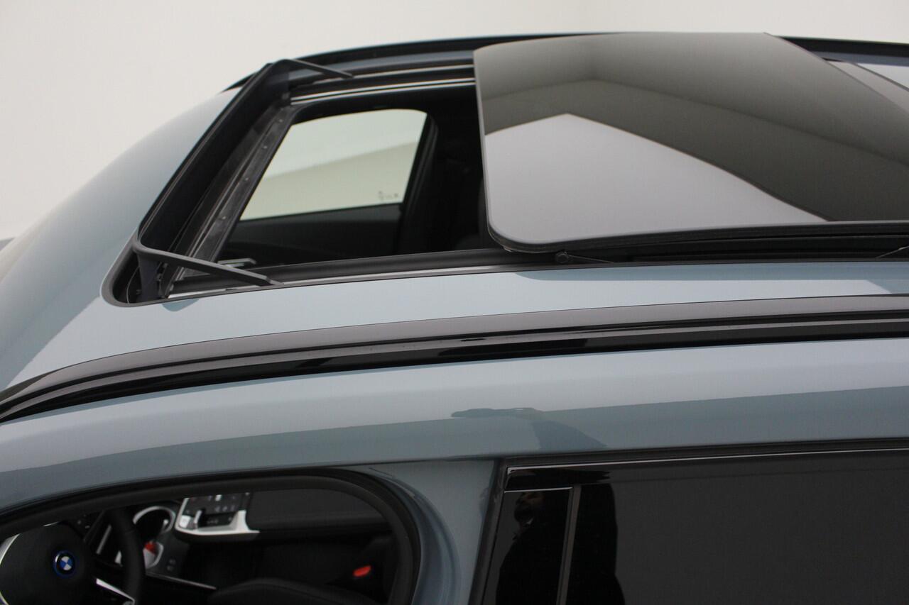 BMW X1 xDrive25e | M-Sport | Panorama | Trekhaak | Voorbereiding Driving Assistant Plus | Privacy Glass | Camera | Stoelverwarming |