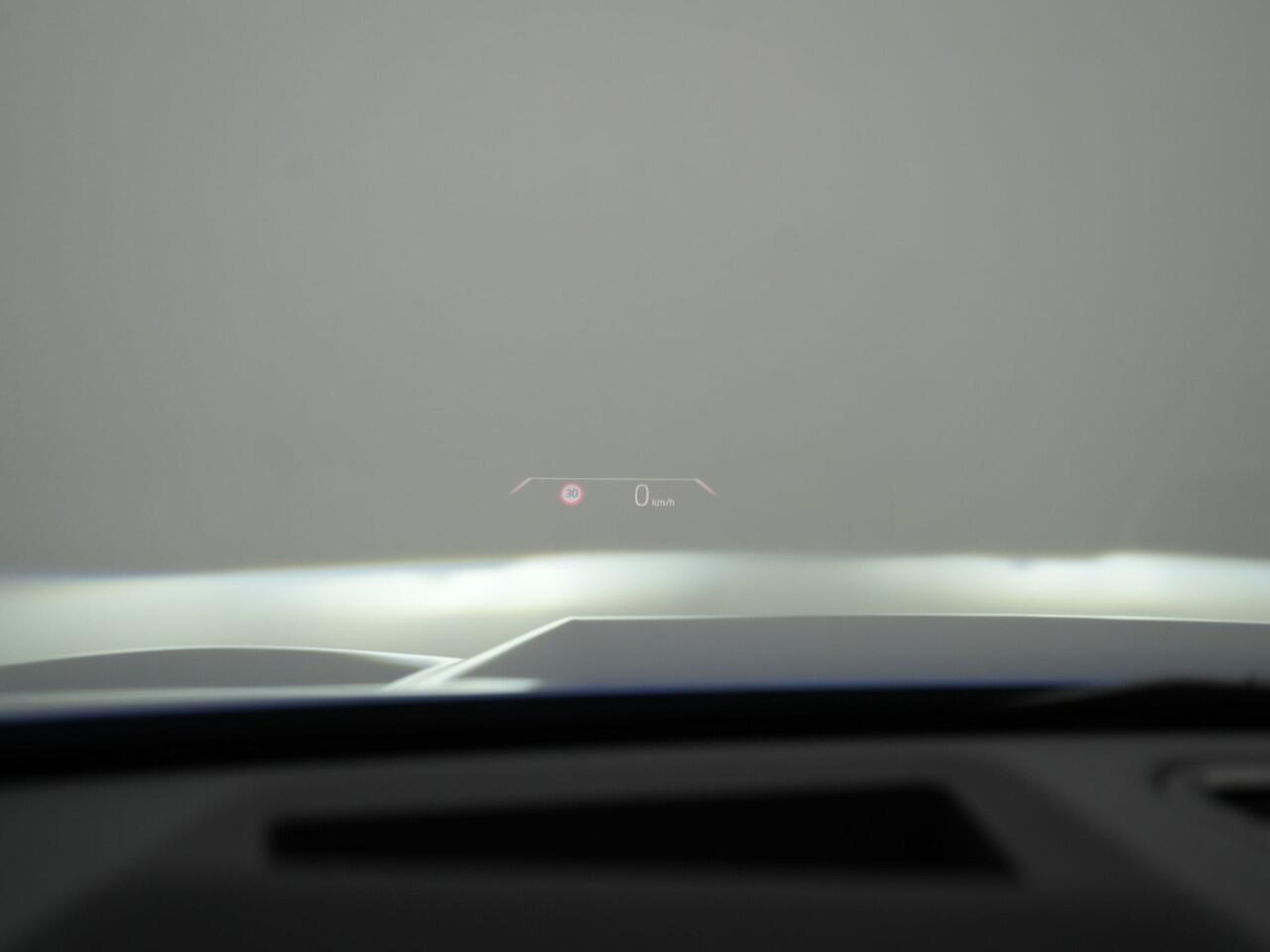 BMW X1 xDrive30e M Sport Plug In Hybrid 327pk PHEV | Head Up | Adaptive Cruise | M Sportstuur | 360 Camera | Harman Kardon | VOLLederen Sportstoelen Massage & Memory | Apple Carplay | Navigatie| Virtual | DAB |