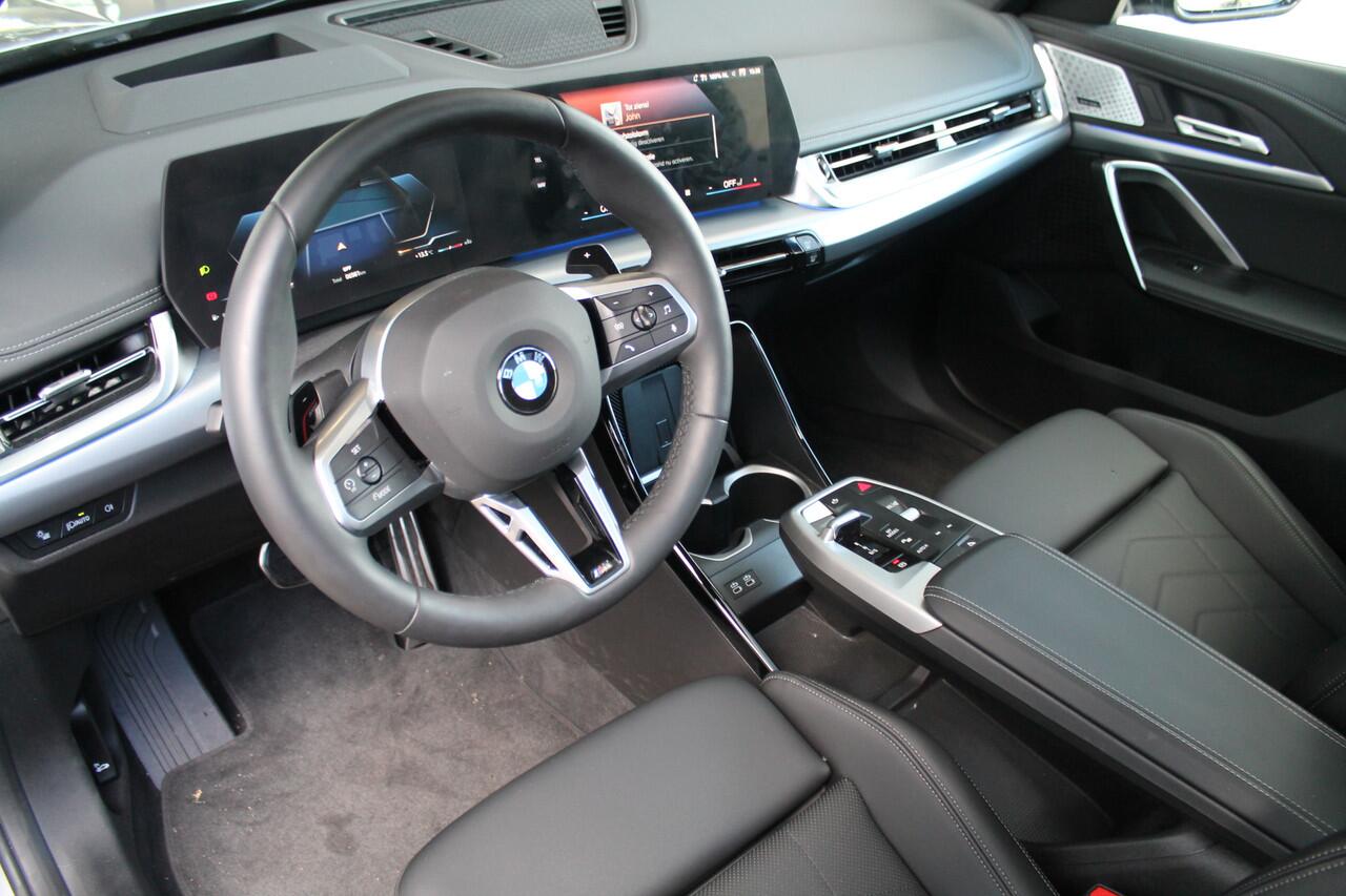 BMW X1 sDrive20i High Executive M Sport Automaat / Panoramadak / Sportstoelen / Parking Assistant Plus / Adaptief M Onderstel / Head-Up / Comfort Access