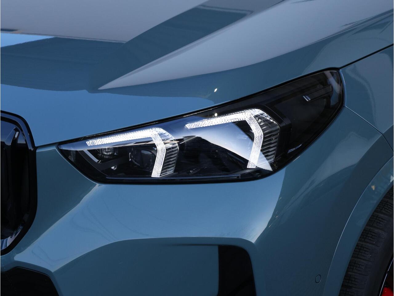 BMW X1 xDrive25e M Sportpakket Pro/ Verwarmd Stuurwiel/ Comfort Access/ Elektrische Trekhaak/ Panoramadak/ Actiefstoelen voor/ Head-Up/ Harman-Kardon/ Driving Assistant Plus