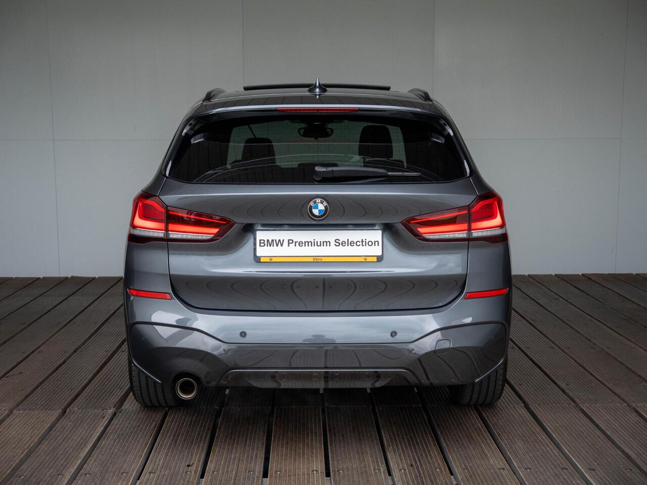 BMW X1 sDrive18i | M Sportpakket | Panoramadak | Elektrische Achterklep | Stoelverwarming | Head-Up Display | Cruise Control | 19''