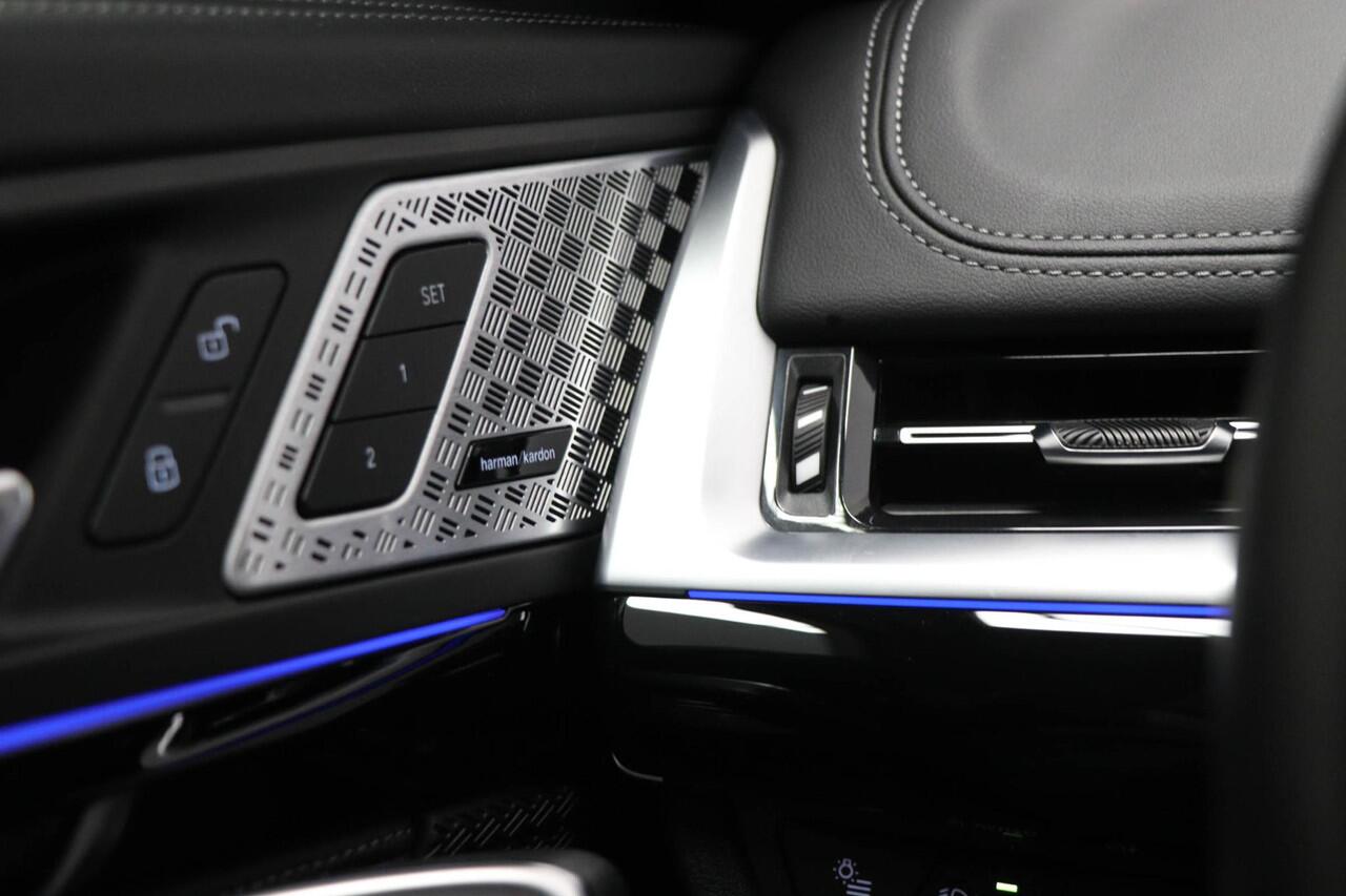 BMW X1 sDrive18i M-Sport | PANORAMADAK | HEAD UP | 360 CAMERA | TREKHAAK | PREMIUM / INNOVATION / TRAVEL | 20"