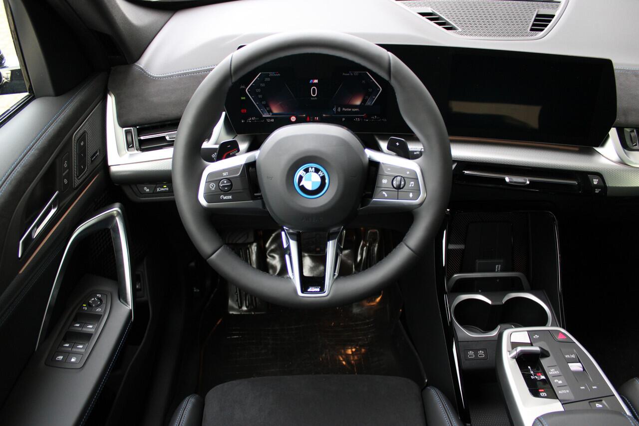 BMW X1 xDrive25e M Sport Automaat / Panoramadak / Trekhaak / Sportstoelen / Achteruitrijcamera / Comfort Access / Adaptieve LED / M Adaptief onderstel / Stuurverwarming