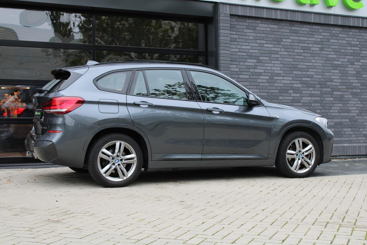 BMW X1 xDrive25e High Executive M-SPORT | BTW | PANO | ACC | CAMERA | KEYLESS | HUD | STOELVERWARMING |