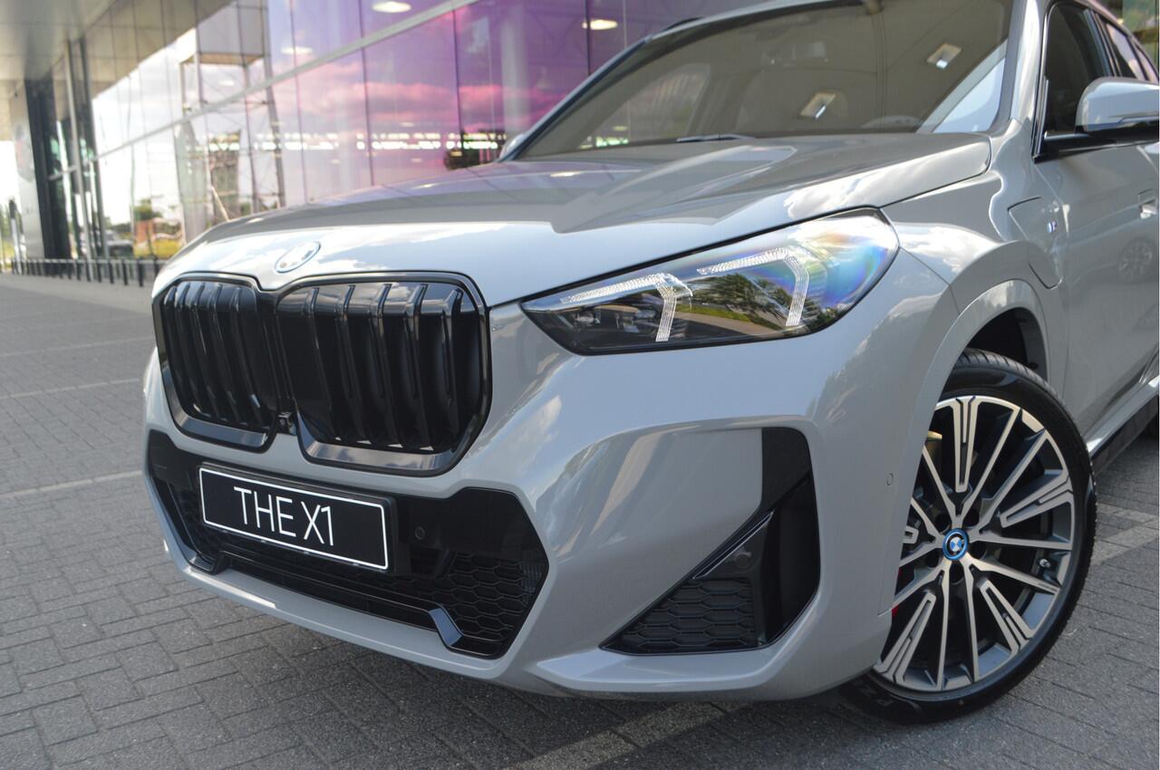 BMW X1 xDrive25e High Executive M Sport Automaat / Panoramadak / Trekhaak / M Sportstoelen / Adaptieve LED / M Adaptief onderstel / Parking Assistant Plus / Stuurverwarming