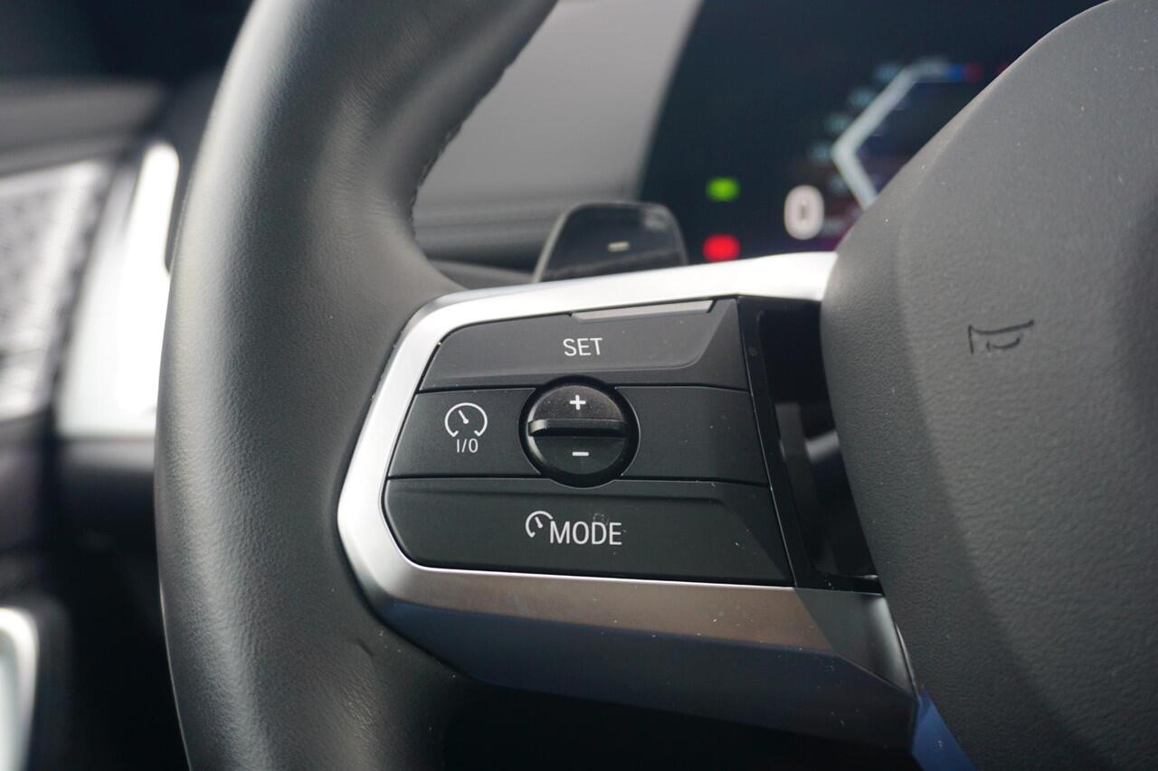 BMW X1 xDrive30e M Sportpakket 19'' / Panoramadak / Elektrisch verstelbare stoelen / Harman Kardon