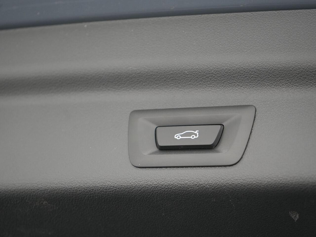 BMW X1 sDrive18i M-Sport Automaat 136pk Dealer O.H 27.000 KM !! | Leder Alcantara Sportstoelen | Navigatie | Cruise Control | Camera | Park Assist | Navigatie | DAB |