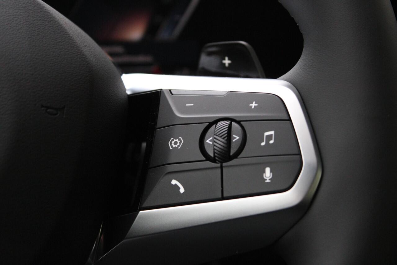 BMW X1 xDrive25e M Sport Automaat / Panoramadak / Trekhaak / Sportstoelen / Achteruitrijcamera / Comfort Access / Adaptieve LED / M Adaptief onderstel / Stuurverwarming