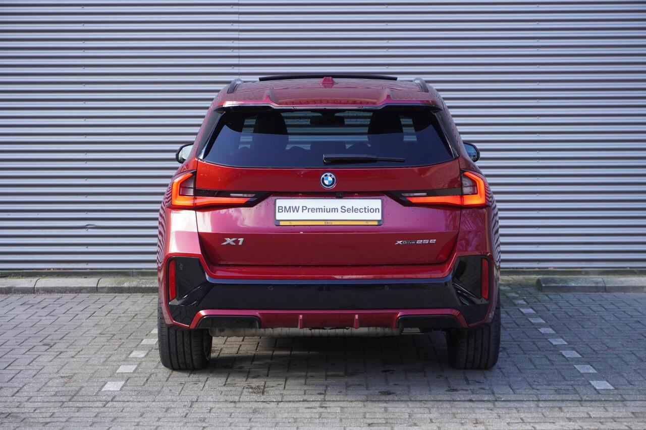 BMW X1 xDrive25e M Sportpakket Pro | Comfort Pack | Trekhaak met elektrisch wegklapbare kogel | Glazen panoramadak | Harman-Kardon sound system | Elektrisch verstelbare stoelen