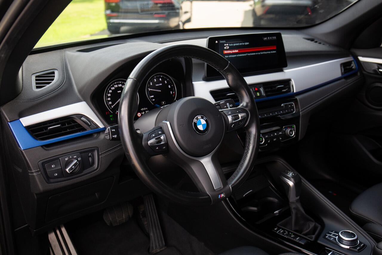 BMW X1 xDrive25e Executive , Glazen panoramadak, Head-up display, Achteruitrijcamera, Sfeerverlichting,
