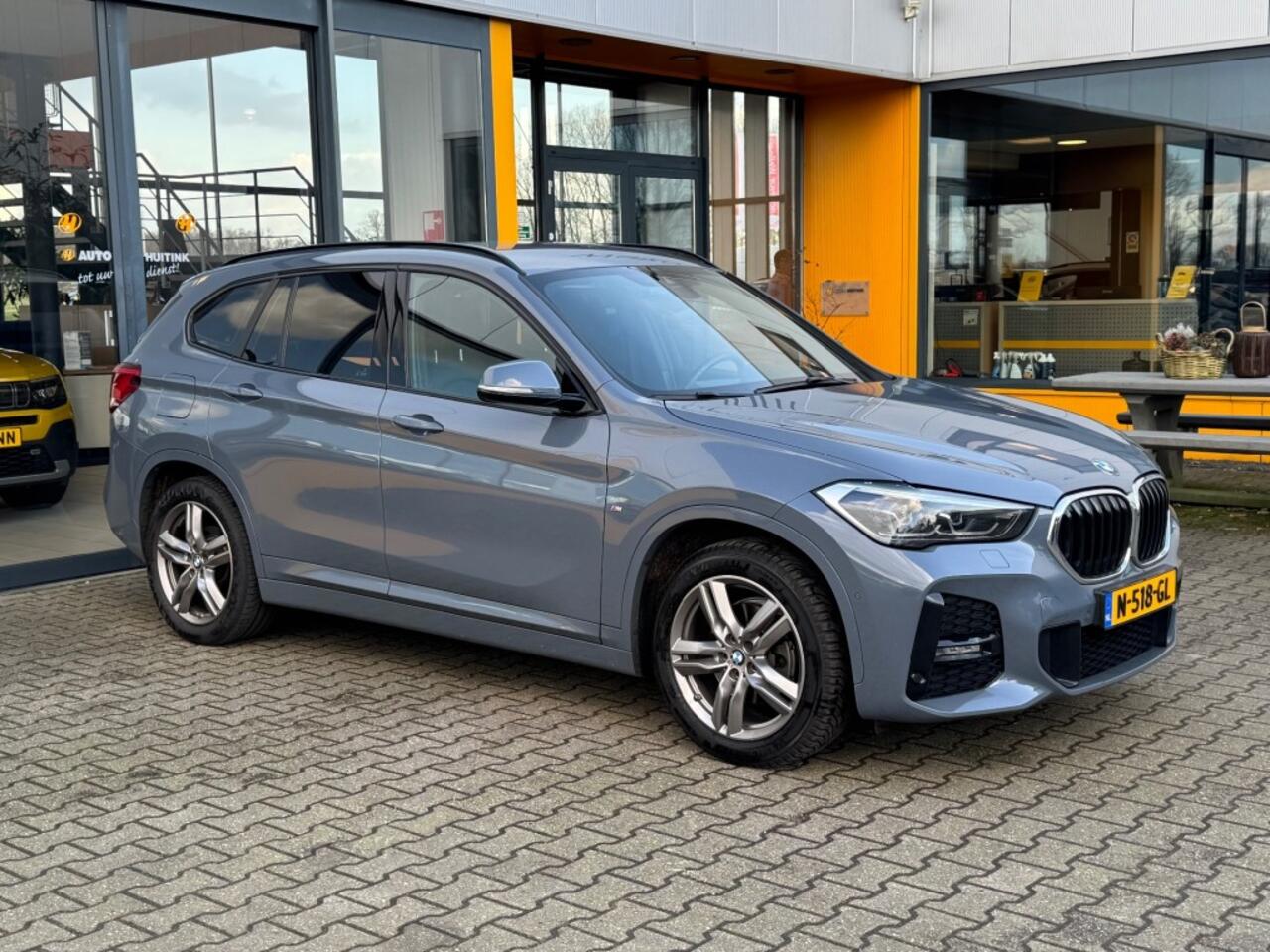 BMW X1 sDrive18i High Executive - navi - stoelverwarming - trekhaak