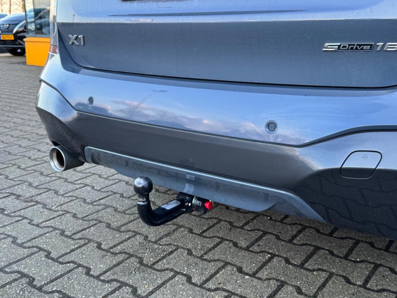 BMW X1 sDrive18i High Executive - navi - stoelverwarming - trekhaak