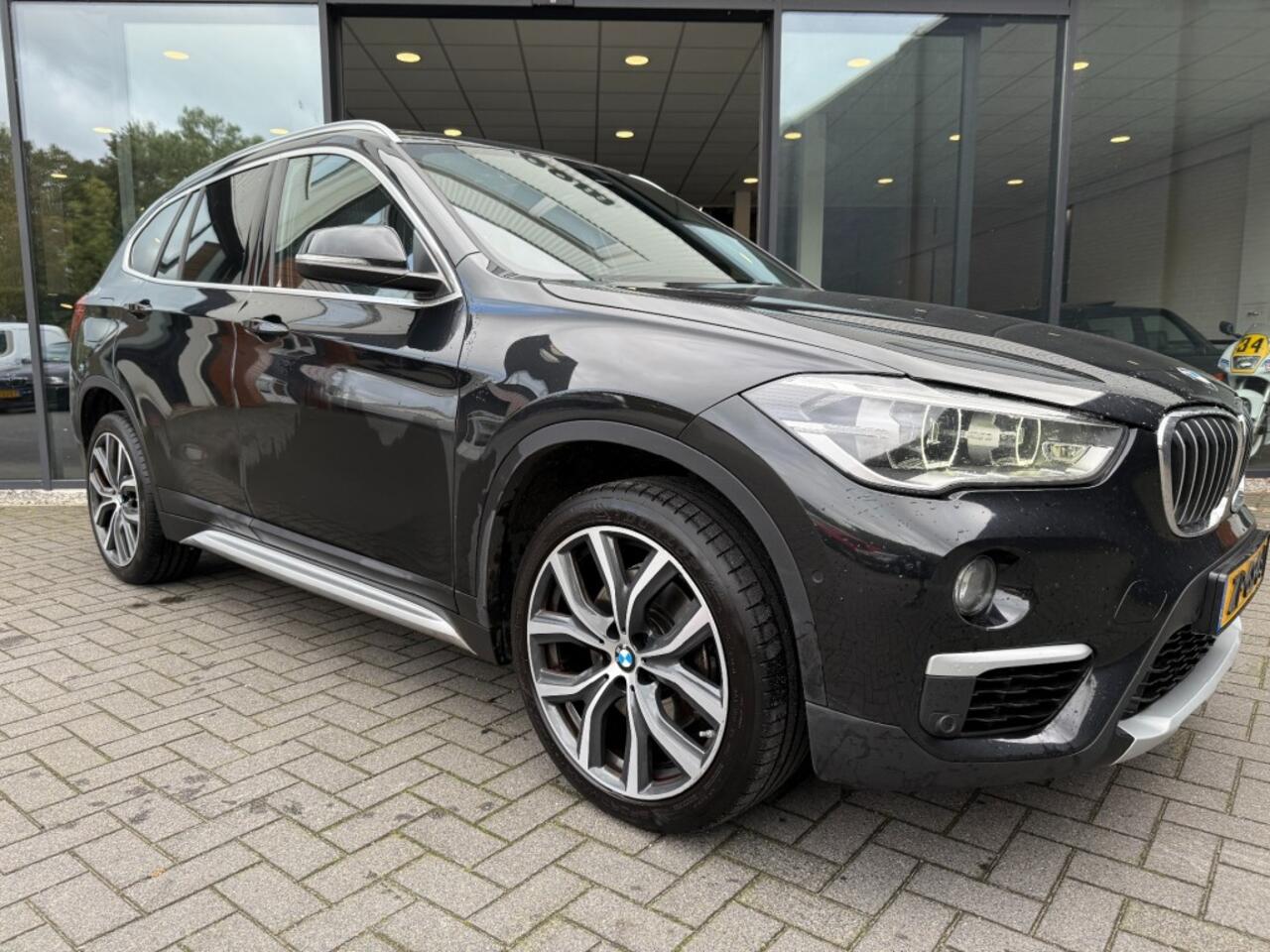 BMW X1 sDrive20i 192pk High Exe,Pano,LED,Sportleer,HUD,NaviPro,Stoelverw,Clima,Cruise,Camera