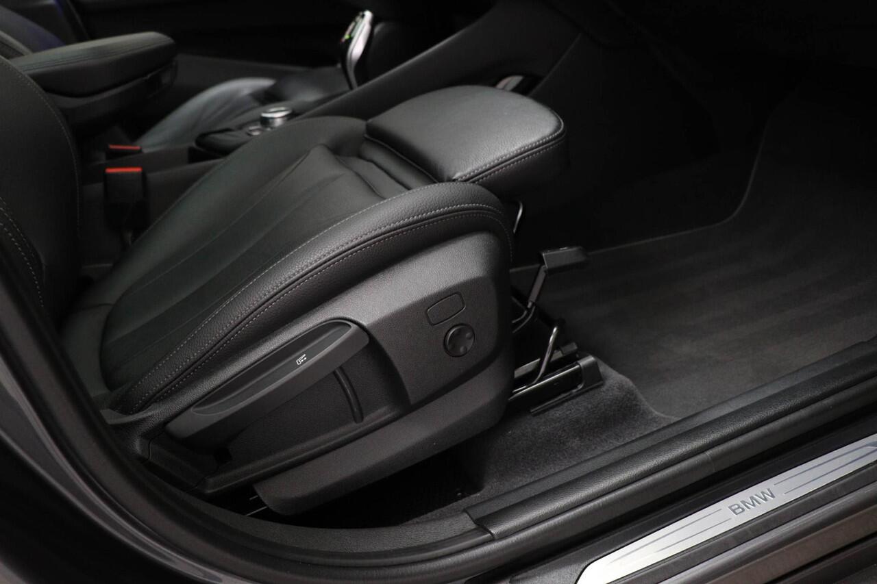 BMW X1 sDrive20i Business Edition Plus | PANORAMADAK | XLINE / PARKING- PACK | LEDER | HEAD UP | M-sport