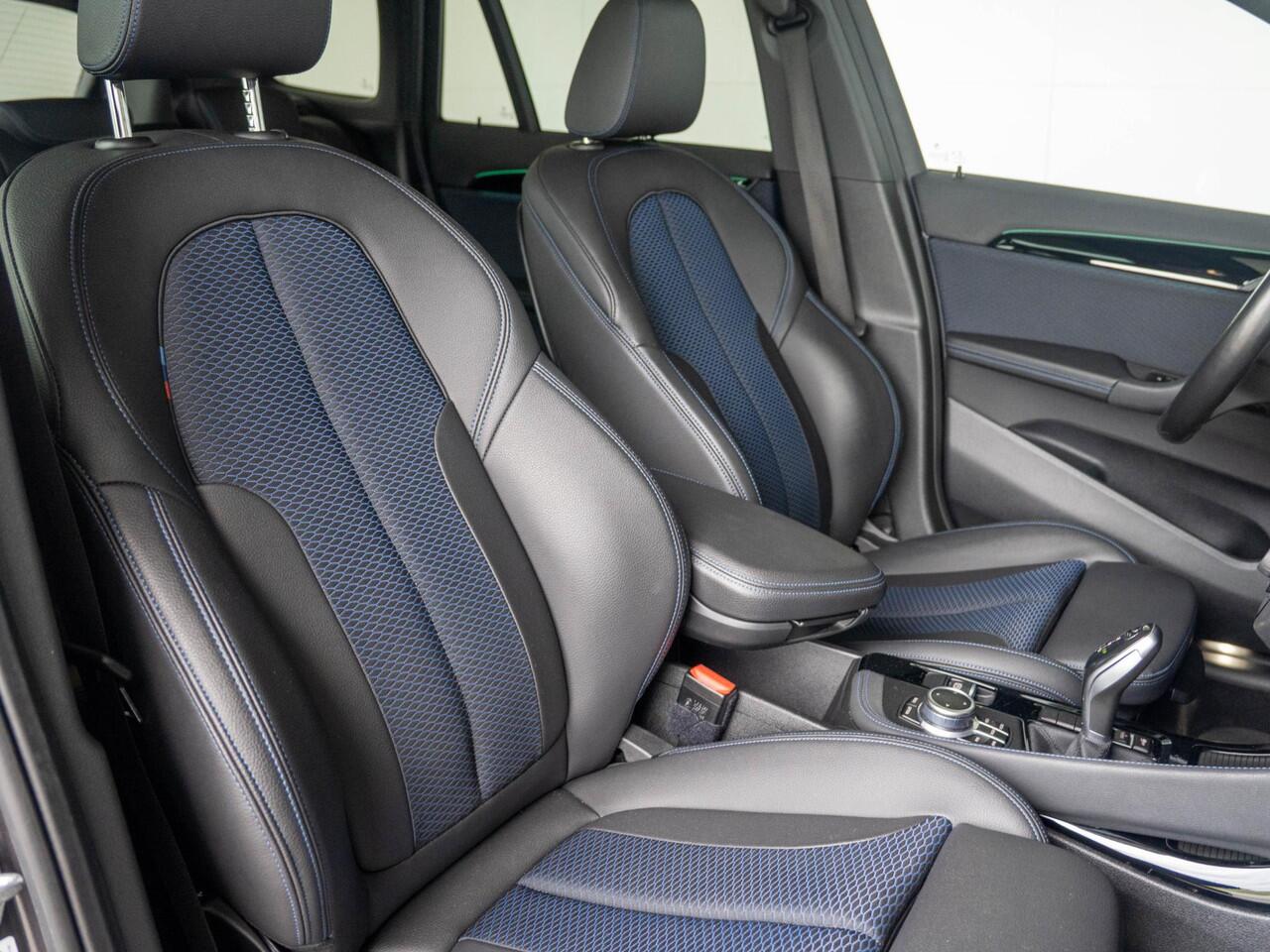 BMW X1 sDrive18i | M Sportpakket | Panoramadak | Elektrische Achterklep | Stoelverwarming | Head-Up Display | Cruise Control | 19''