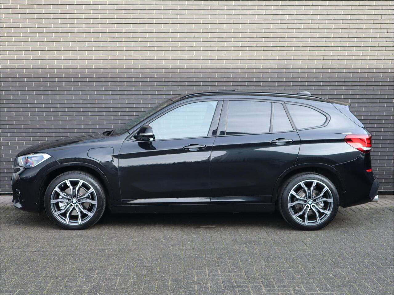 BMW X1 xDrive25e High Executive M Sport Pakket Automaat / Panoramadak / Trekhaak / Shadow Line / LED / Head-up Display / Sportstoelen / 19 Inch / Leder / Parkeersensoren voor+achter / Stoelverwarming / Harman Kardon / Achteruitrijcamera / Stuurwielverwarming / E