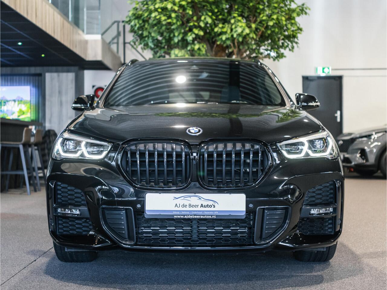 BMW X1 xDrive25e High Executive M-Sport | Panorama | Trekhaak | 19" | Camera |