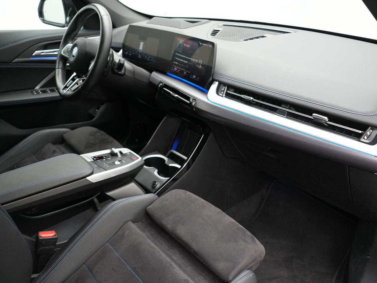 BMW X1 xDrive30e M-sport Plug in Hybrid 327pk PHEV | Adaptive Cruise | Head-up Display | 360 Camera | Carplay | Stoelen Verwarmd | Sfeerverlichting |