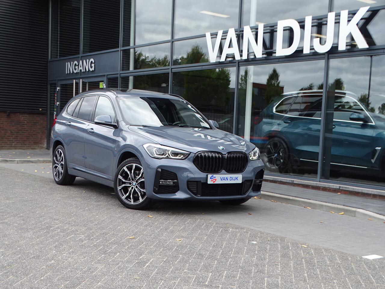 BMW X1 xDrive25e M Sportpakket Pano.dak Head-Up Display Harman-Kardon LED Camera Navi-Plus Apple Carplay Park.Ass. Driv.Ass. 19''LM Velgen