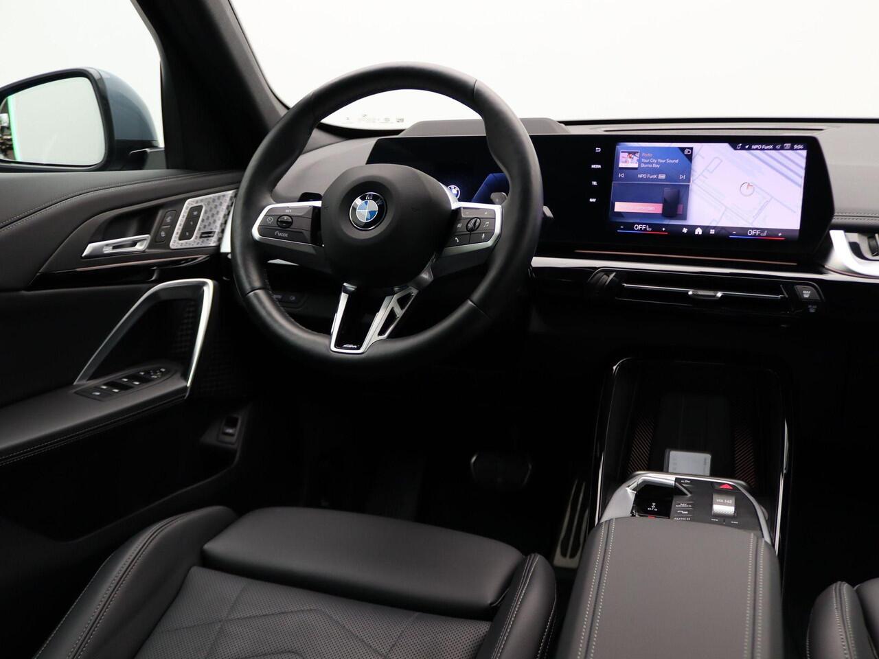 BMW X1 sDrive20i M Sportpakket | Innovation Pack | Comfort Pack | Adaptief M Onderstel | Trekhaak | Elektrisch Verstelbare Stoelen | Actieve Stoel Bestuurder | Driving Assistant Professional | Head-Up Display | Harman Kardon | 18''