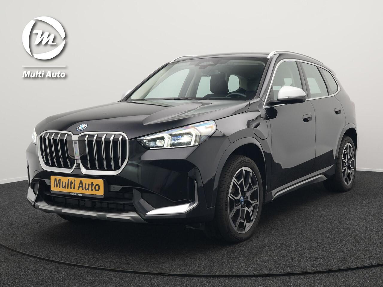 BMW X1 xDrive25e xLine Plug In Hybrid 221pk Dealer O.H PHEV | Trekhaak Af Fabriek | Head Up | 360 Camera | Adaptive Cruise | Harman Kardon | Lederen Sportstoelen Memory & Verwarmd | Navigatie | Apple Carplay | Virtual | Verwamd Stuur | DAB |