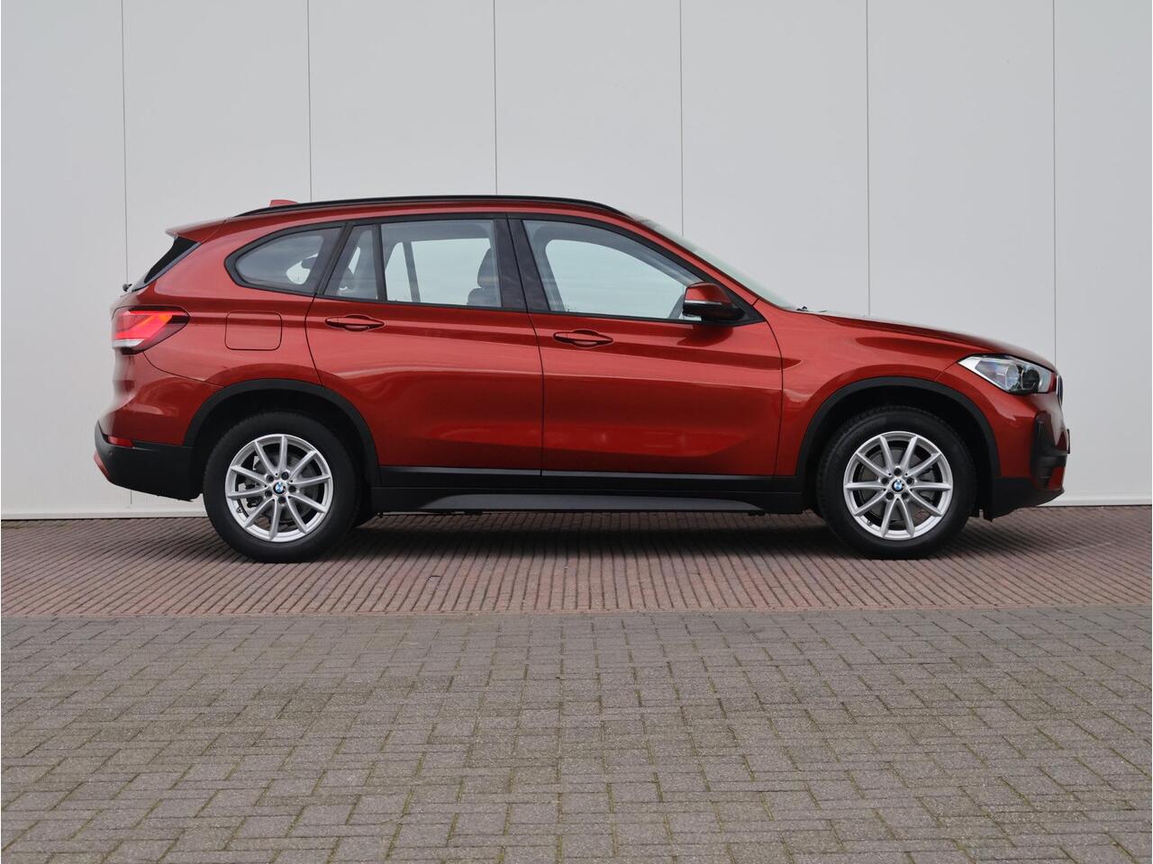 BMW X1 sDrive18i Executive Edition Achteruitrijcamera/ Elektrische Achterklep/ Cruise Control/ Head-Up