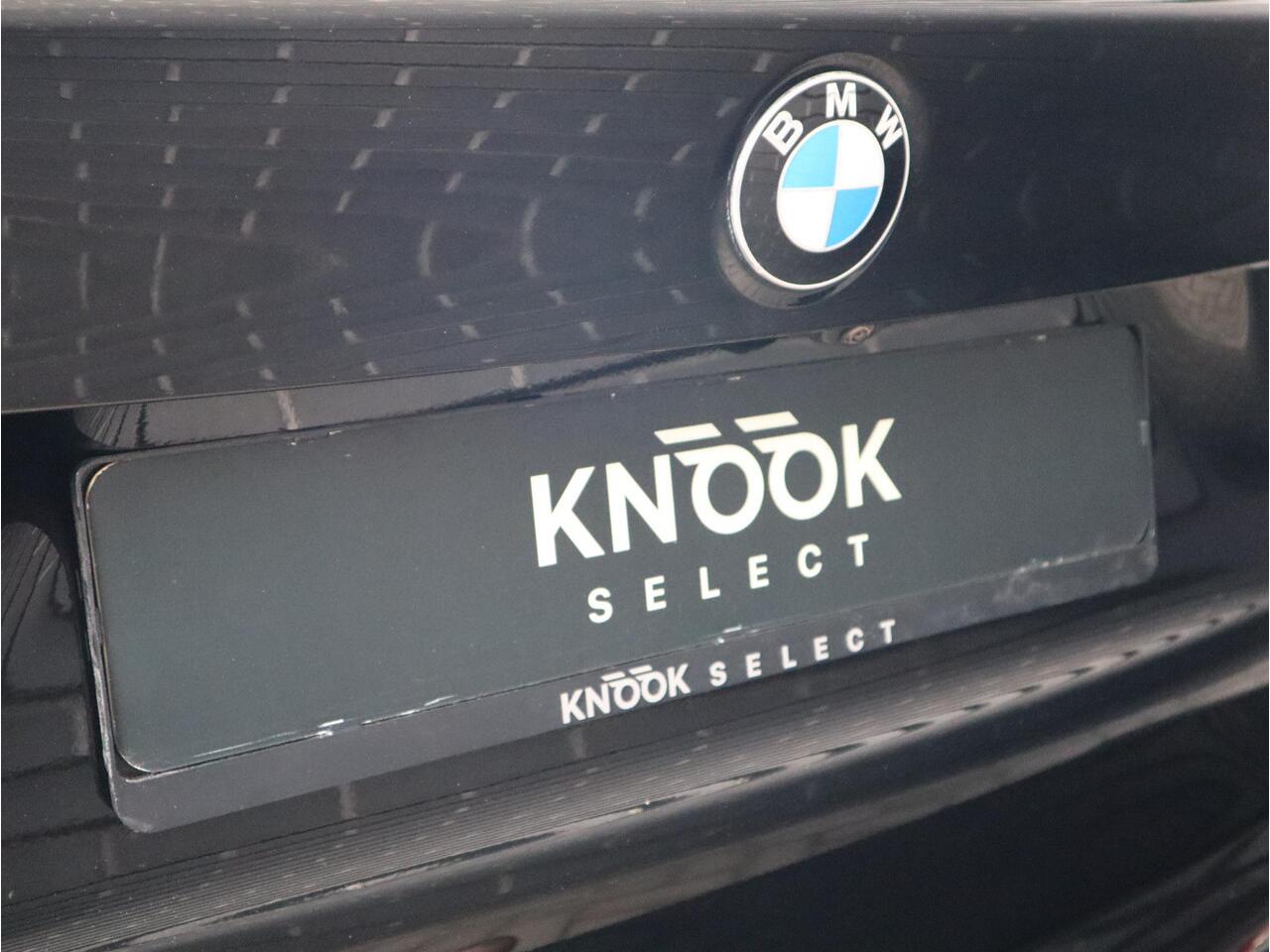 BMW X1 xDrive25e High Executive M Sport Pakket Automaat / Panoramadak / Trekhaak / Shadow Line / LED / Head-up Display / Sportstoelen / 19 Inch / Leder / Parkeersensoren voor+achter / Stoelverwarming / Harman Kardon / Achteruitrijcamera / Stuurwielverwarming / E