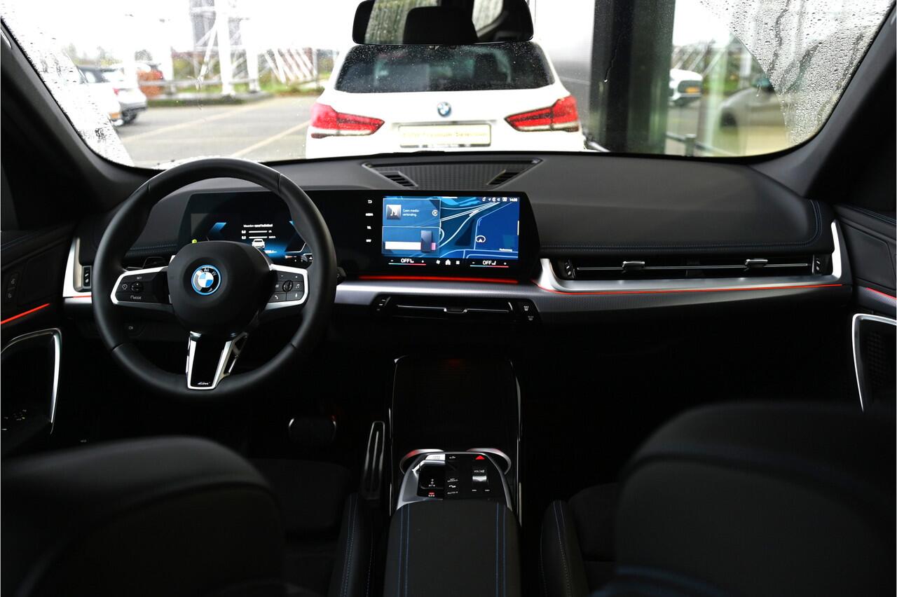 BMW X1 xDrive25e M Sport Automaat / Trekhaak / Sportstoelen / Achteruitrijcamera / M Adaptief onderstel / Stoelverwarming