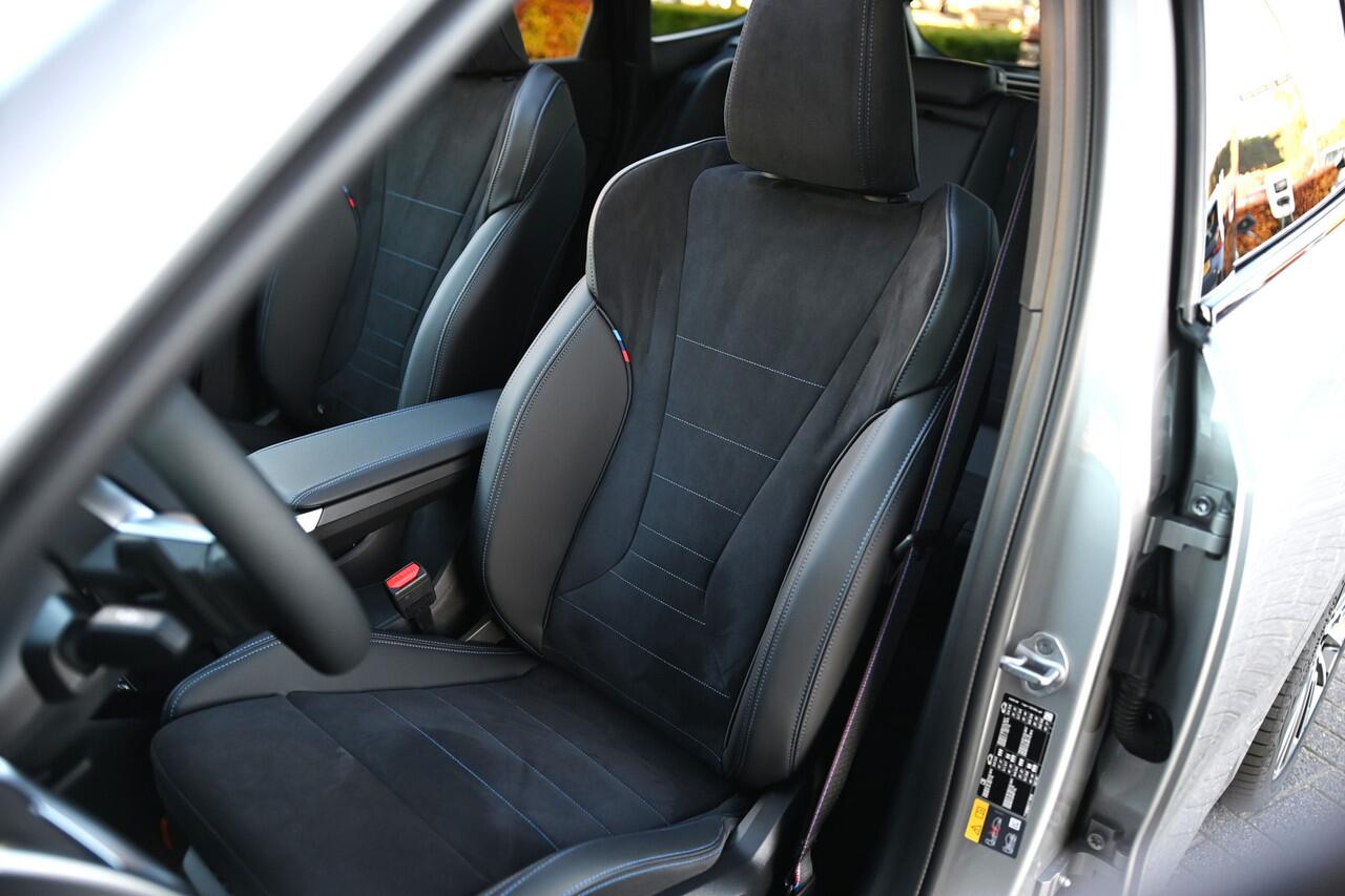 BMW X1 xDrive25e High Executive M Sport Automaat / Panoramadak / Trekhaak / Sportstoelen / M Adaptief onderstel / Comfort Access / Parking Assistant Plus / Head-Up / Harman-Kardon