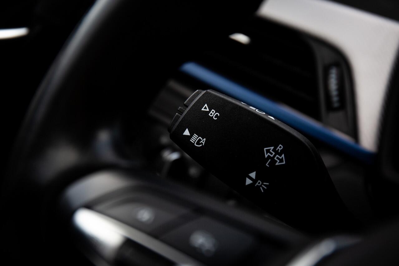 BMW X1 xDrive25e Executive , Glazen panoramadak, Head-up display, Achteruitrijcamera, Sfeerverlichting,