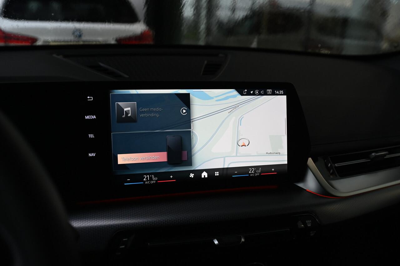 BMW X1 xDrive25e M Sport Automaat / Trekhaak / Sportstoelen / Achteruitrijcamera / M Adaptief onderstel / Stoelverwarming