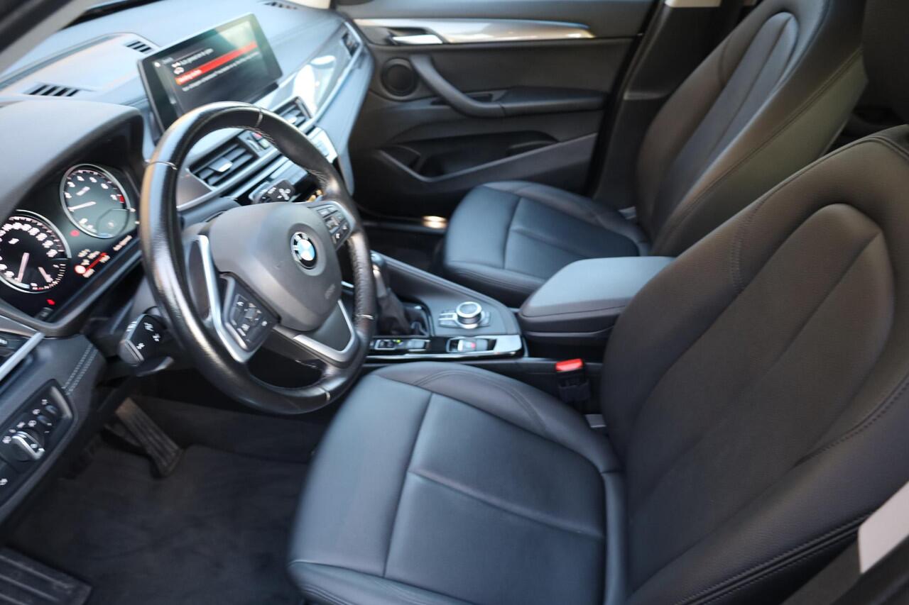 BMW X1 xDrive25e PHEV High Executive Edition LEER TREKHAAK-AFN HUD CAMERA CRUISE DAB NAVI STOELVERWARMING 2XPDC CLIMA ELEC-KOFFERBAK 18"LMV