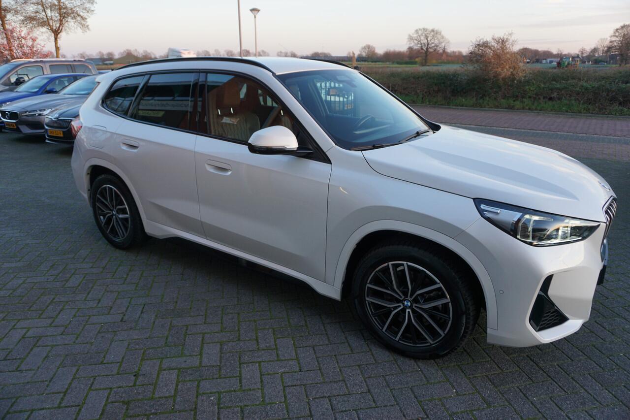 BMW X1 XDRIVE 23I 204PK M-SPORT SUPER NETTE STAAT VOLLEDIG DEALER ONDERHOUDEN ELECTR.TREKHAAK 360CAMERA ZWARTE HEMEL VOL LEDER STOELVERWARMING CRUISE CLIMA KEYLESS ELECTR.KLEP LMV FULL LED ENZ...