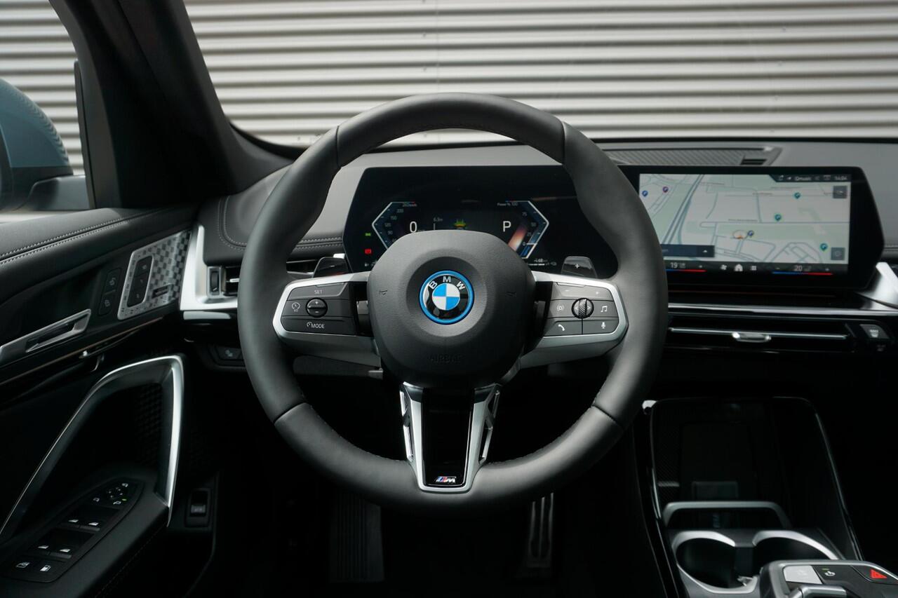 BMW X1 xDrive25e M Sportpakket | Comfort Pack | Trekhaak met elektrisch wegklapbare kogel | Glazen panoramadak | Harman-Kardon sound system