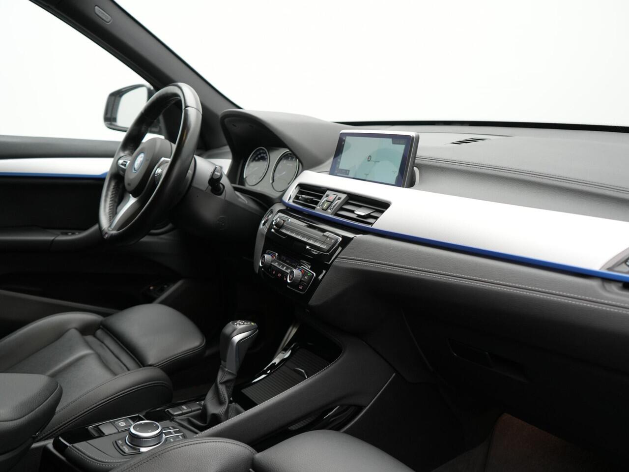 BMW X1 xDrive25e M Sport Plug In Hybrid 222pk Dealer O.H PHEV | Trekhaak Afneembaar | Cruise Control | Lederen Sportstoelen Verwarmd | Bluetooth | Sfeerverlichting | Sportstuur Leder | Navigatie | DAB | 18" LM |