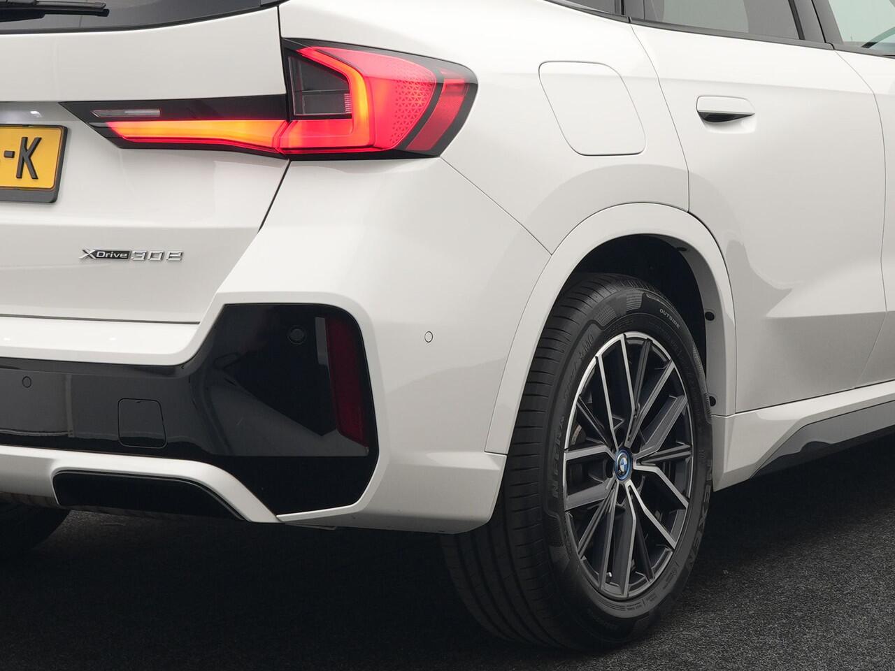 BMW X1 xDrive30e M-sport Plug in Hybrid 327pk PHEV | Adaptive Cruise | Head-up Display | 360 Camera | Carplay | Stoelen Verwarmd | Sfeerverlichting |