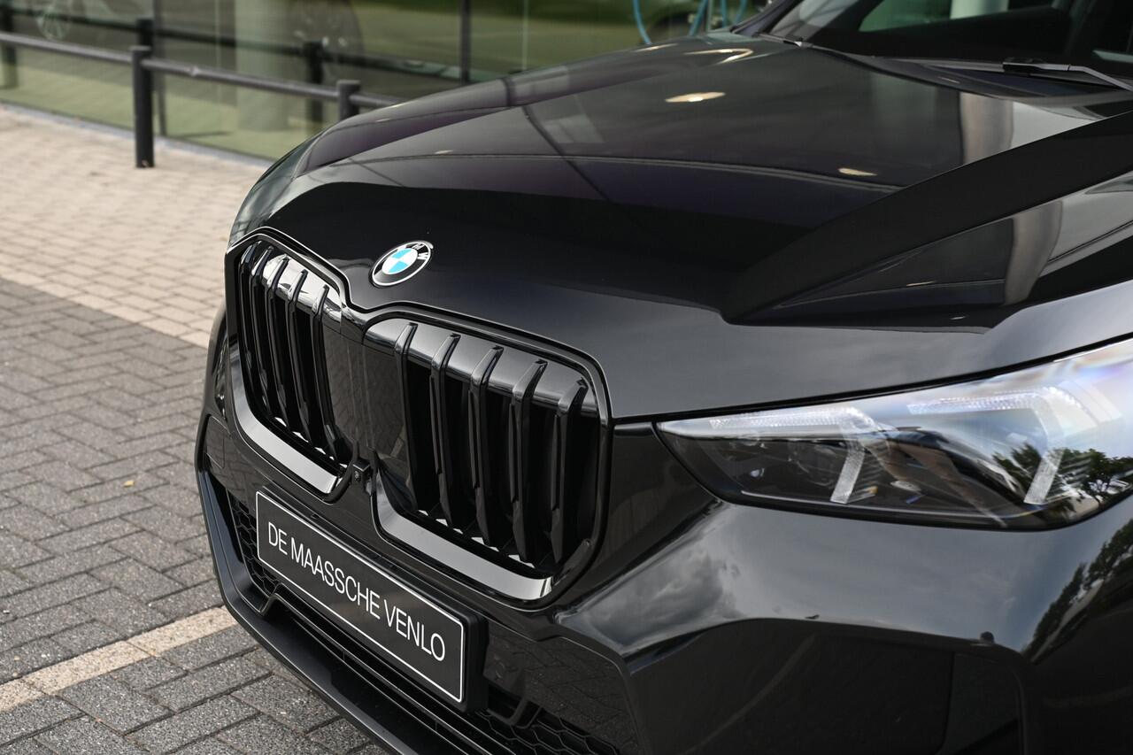 BMW X1 sDrive20i High Executive M Sport Automaat / Panoramadak / Trekhaak / Sportstoelen / M Adaptief onderstel / Adaptieve LED / Parking Assistant Plus / Head-Up / Comfort Access