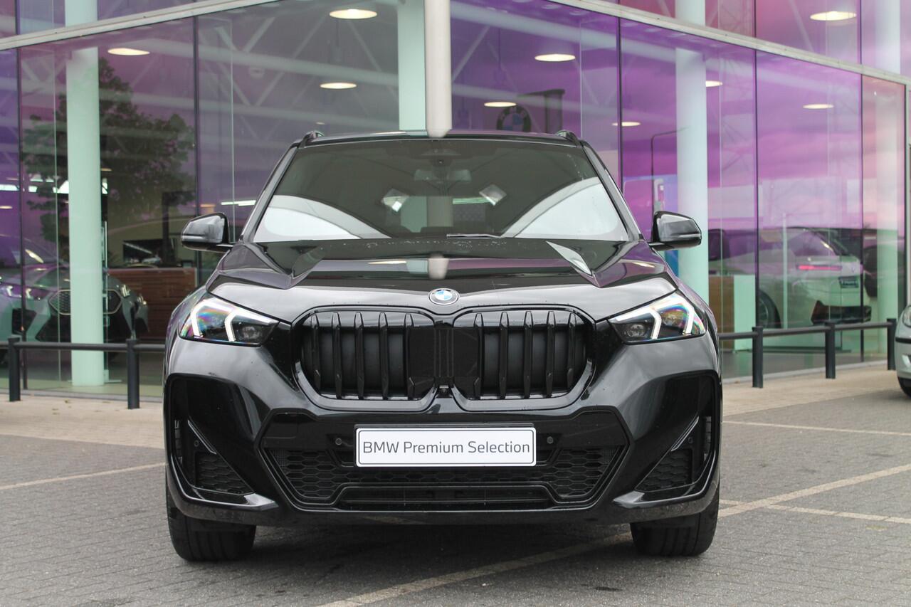 BMW X1 sDrive20i High Executive M Sport Automaat / Panoramadak / Trekhaak / Sportstoelen / Comfort Access / M Adaptief onderstel / Adaptieve LED / Parking Assistant Plus / Head-Up / Harman-Kardon