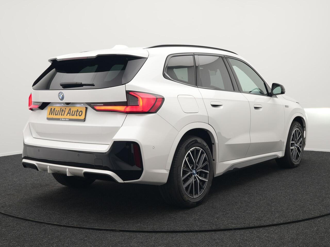 BMW X1 xDrive30e M-Sport Plug In Hybrid 326pk Dealer O.H PHEV | Adaptive Cruise | 360 Camera | Head Up | Adaptive Onderstel | Lederen Sportstoelen Massage & Memory | Harman Kardon | Widescreen Navi | Keyless | Sfeerverlichting |