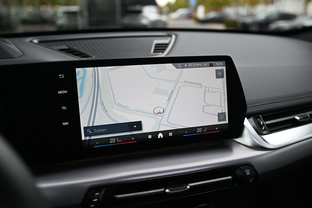 BMW X1 sDrive20i High Executive M Sport Automaat / Panoramadak / Trekhaak / Sportstoelen / M Adaptief onderstel / Comfort Access / Parking Assistant Plus / Adaptieve LED / Head-Up