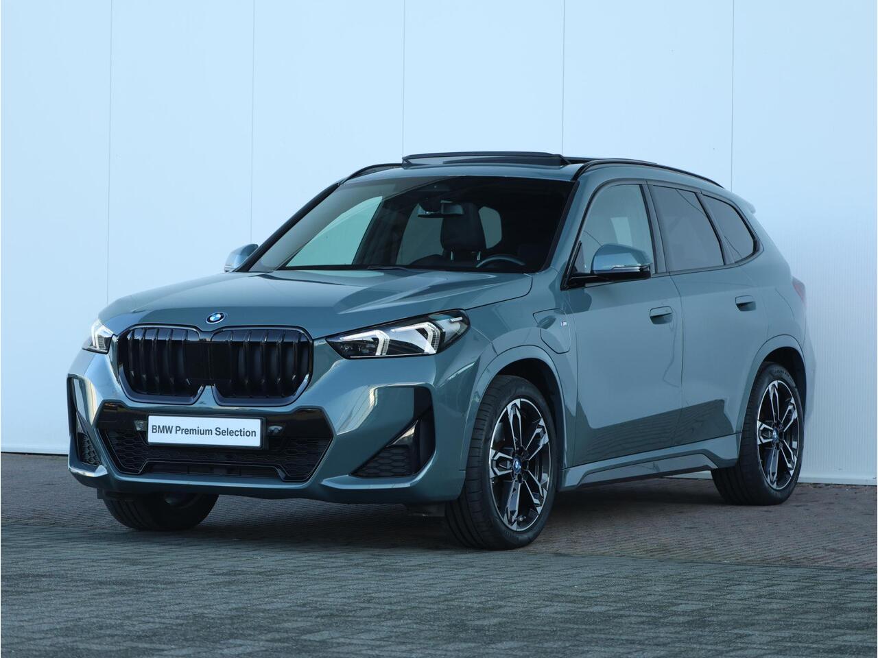 BMW X1 xDrive30e M Sportpakket/ Verwarmd Stuurwiel/ Trekhaak/ Achteruitrijcamera/ Panoramadak/ Driving Assistant Plus/ Stoelverwarming