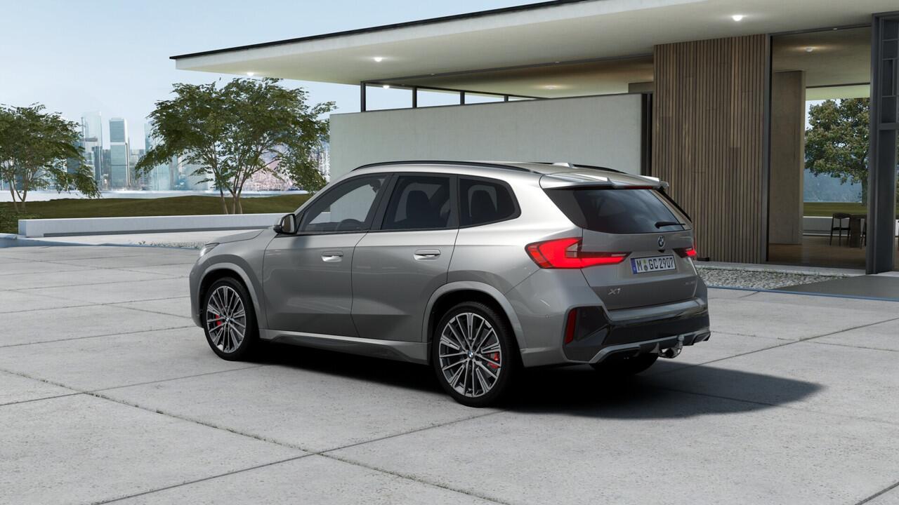 BMW X1 xDrive23i High Executive M Sport Automaat / Panoramadak / Trekhaak / Sportstoelen / M Adaptief onderstel / Head-Up / Adaptieve LED / Parking Assistant Plus