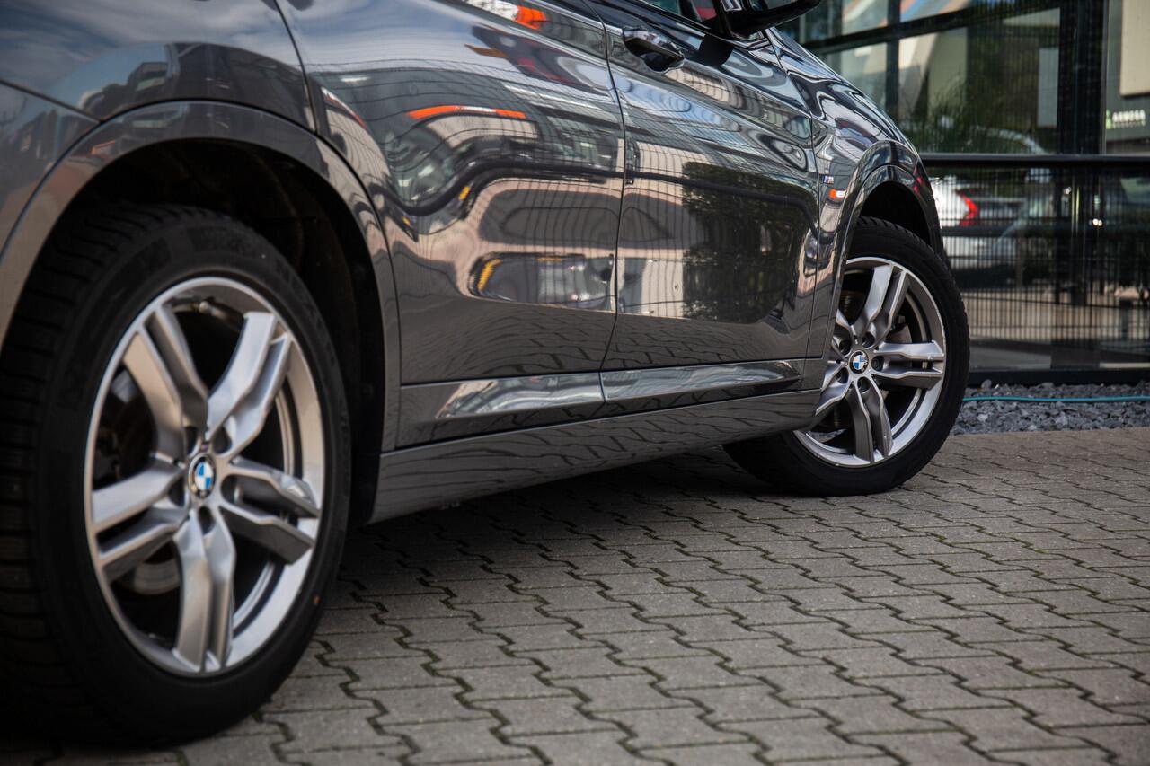 BMW X1 xDrive25e Executive , Glazen panoramadak, Head-up display, Achteruitrijcamera, Sfeerverlichting,