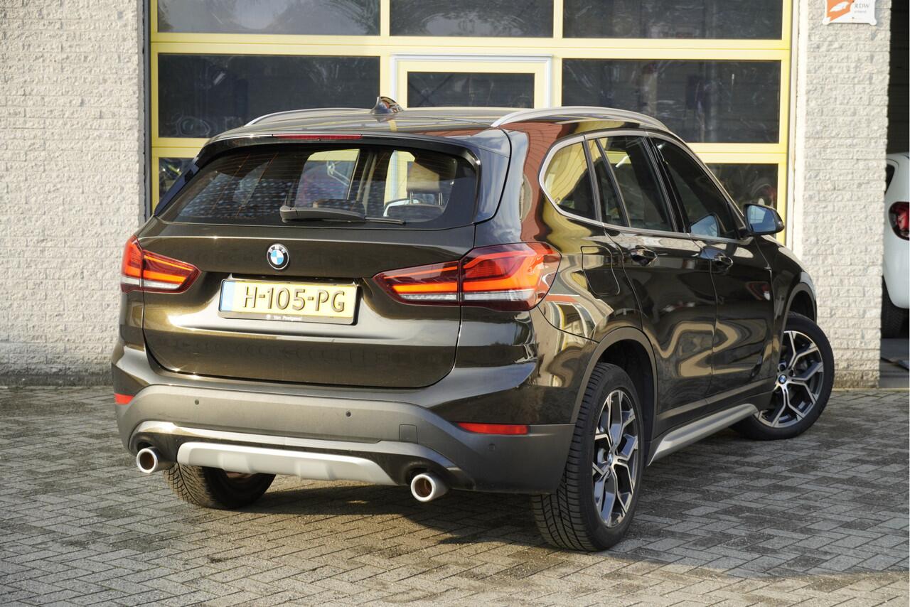 BMW X1 sDrive20i 192PK! Automaat VDL Nedcar Edition Executive BJ2020 Lmv 18" | Led | Pdc | Navi | Sideskirts | Head-Up display | Elek. achterklep | Climate control | Cruise control | Lederen bekleding | Verwarmde voorstoelen | Zwarte hemel | Getint glas