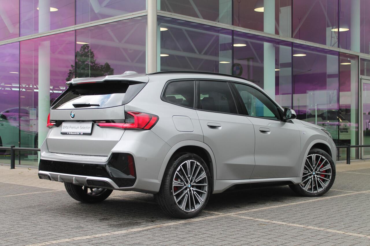 BMW X1 sDrive18i High Executive M Sport Automaat / Panoramadak / Trekhaak / Sportstoelen / Comfort Access / Stoelverwarming / Adaptieve LED / Parking Assistant Plus / Head-Up / Harman-Kardon