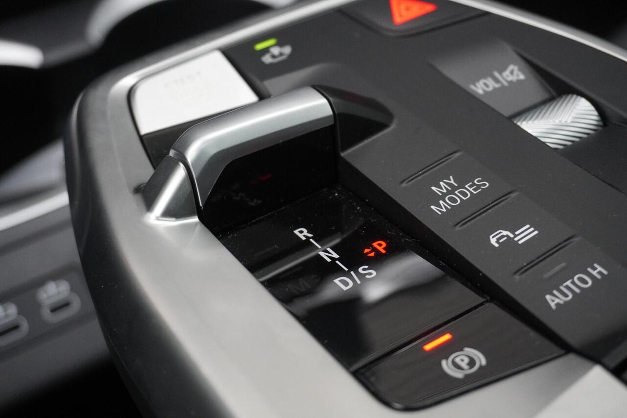 BMW X1 xDrive23i M Sportpakket Pro | schuif/ Kantel Dak | Trekhaak | Parking Assistant Plus | Driving Assistant Plus | Harman Kardon